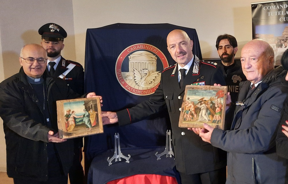 I Carabinieri Tutela Patrimonio Culturale restituiscono due preziose tavolette trafugate dalla Chiesa di San Paolo di Fiastra
