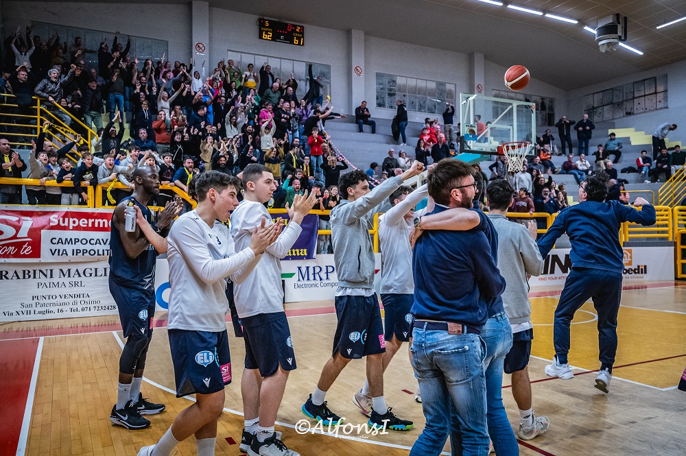Pallacanestro Recanati. E’ già clima playoff, la Svethia sbanca il PalaBellini con una tripla di Lorenzo Andreani.
