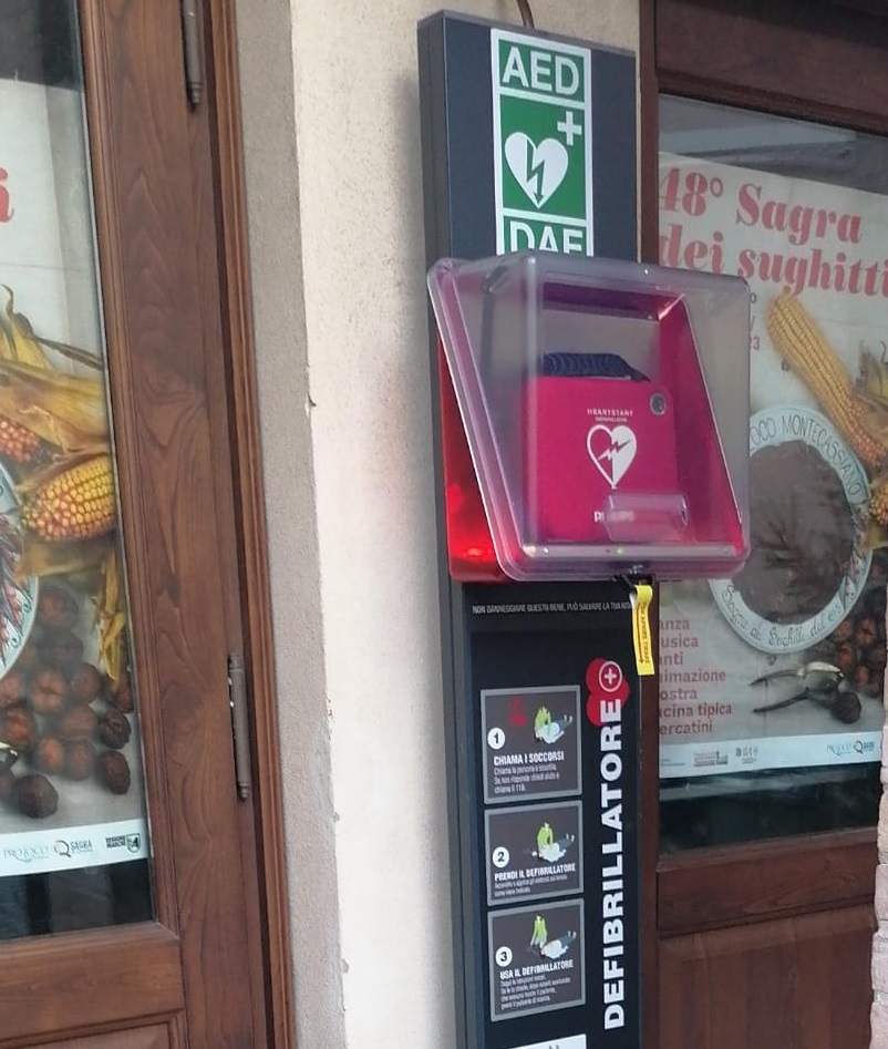 Montecassiano, installato un nuovo defibrillatore in piazza Unità d’Italia