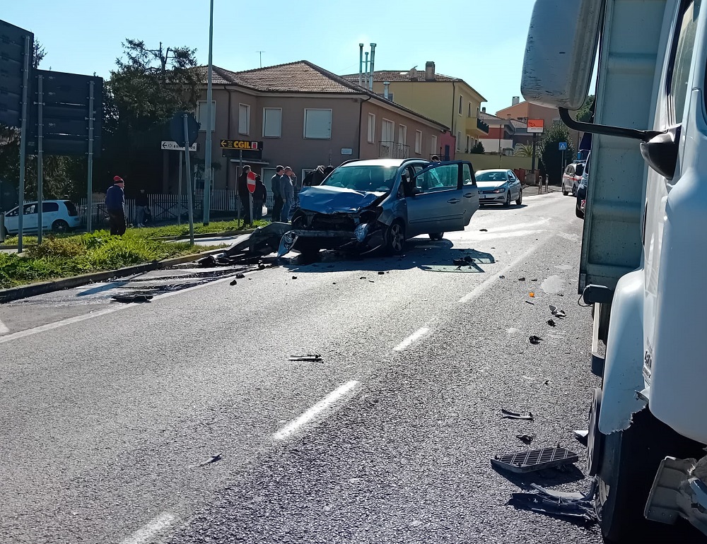 Recanati: grave incidente in via Gherarducci. Una bimba trasportata in eliambulanza a Torrette