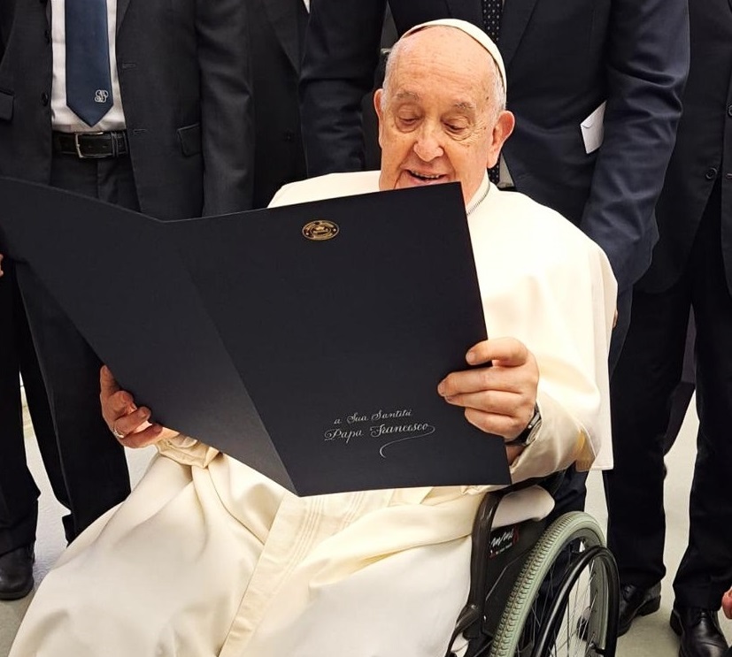 A Papa Francesco in dono la pergamena firmata Malleus