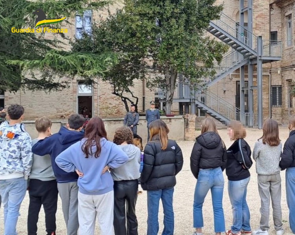 GdF Macerata: lezione di legalità e sicurezza economico-finanziaria della Guardia di Finanza all’istituto Comprensivo “Nicola Badaloni” di Recanati
