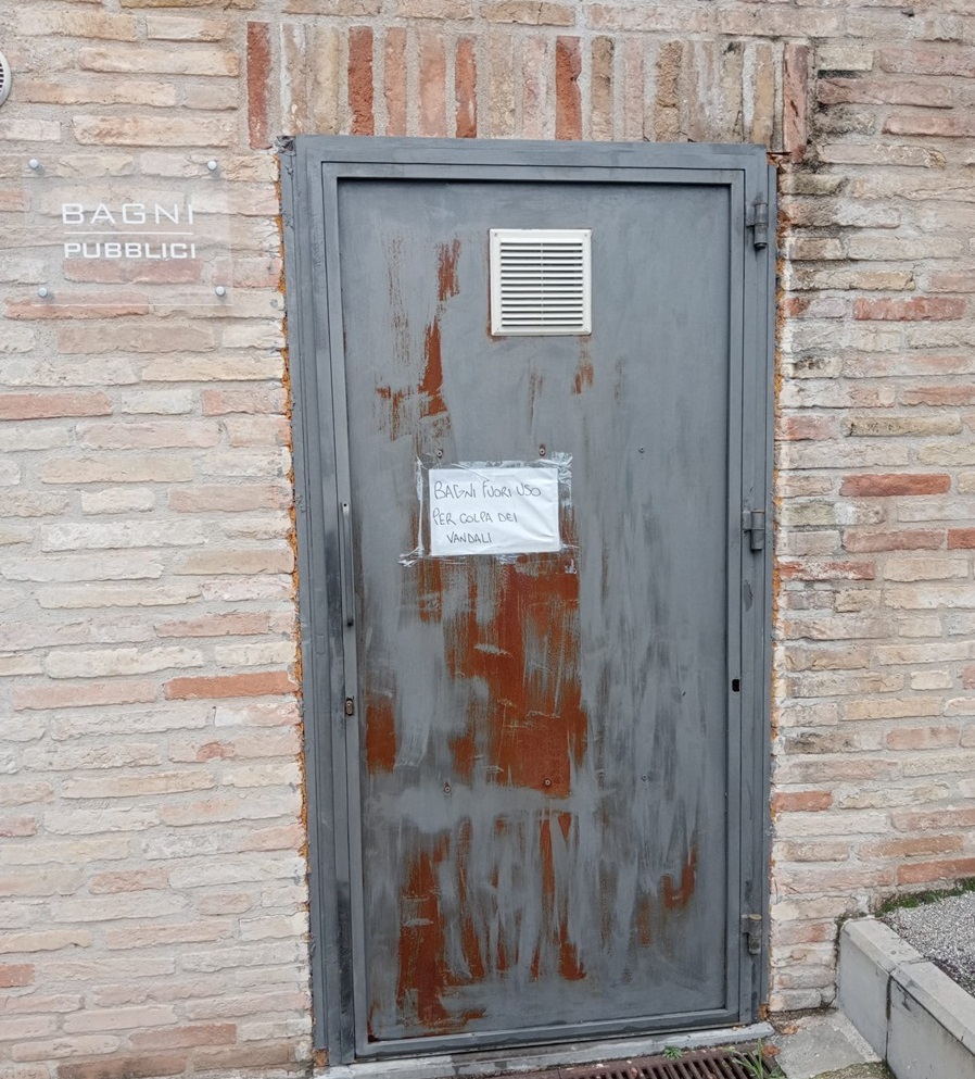 Recanati: a causa dei vandali, la pipì te la fai addosso