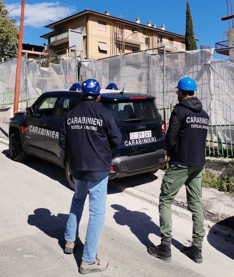 Sarnano. Sospeso un cantiere, tre denunce e maxi-sanzioni.