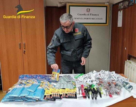 Porto Recanati: sequestrati dalla Guardia di Finanza 1.300 articoli insicuri per la salute dei consumatori