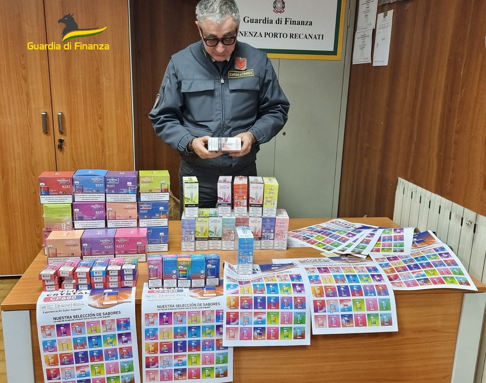 Porto Recanati: scovato dalla Guardia di Finanze venditore online di sigarette elettroniche “usa e getta” di contrabbando