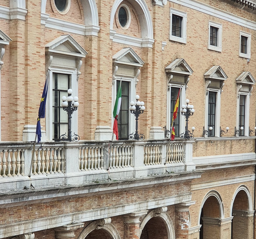 Bandiere a mezz’asta a Recanati per la quarta Giornata Nazionale in memoria delle vittime del Covid