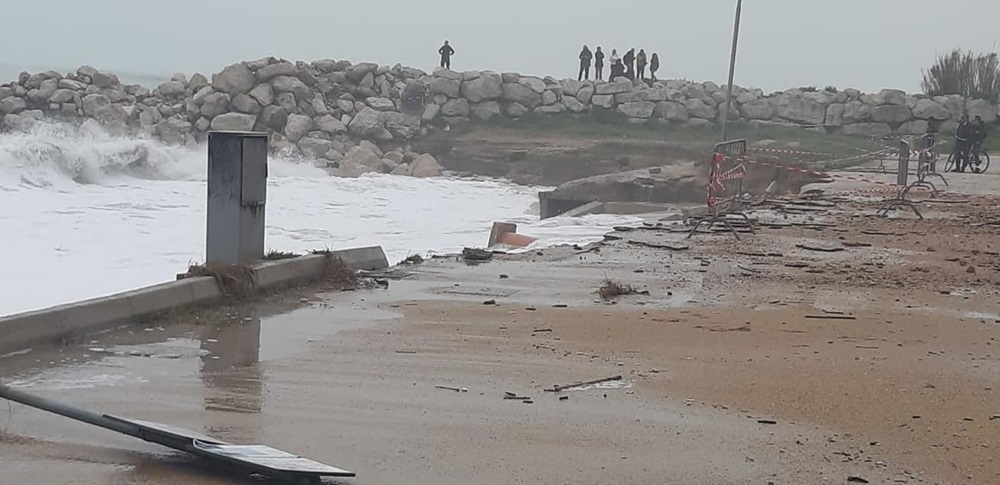 Porto Recanati. Siamo alle solite: il mare si mangia parte della spiaggia