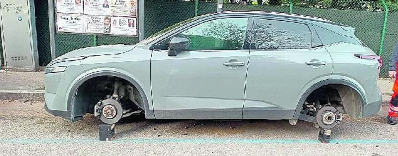 Parcheggia l’auto e la ritrova senza gomme né cerchi. Vittima un 50enne recanatese