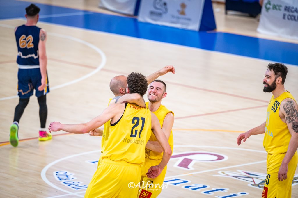 Pallacanestro Recanati. Gara 1 tinta di gialloblu, il PalaCingolani-Pierini è un fortino.
