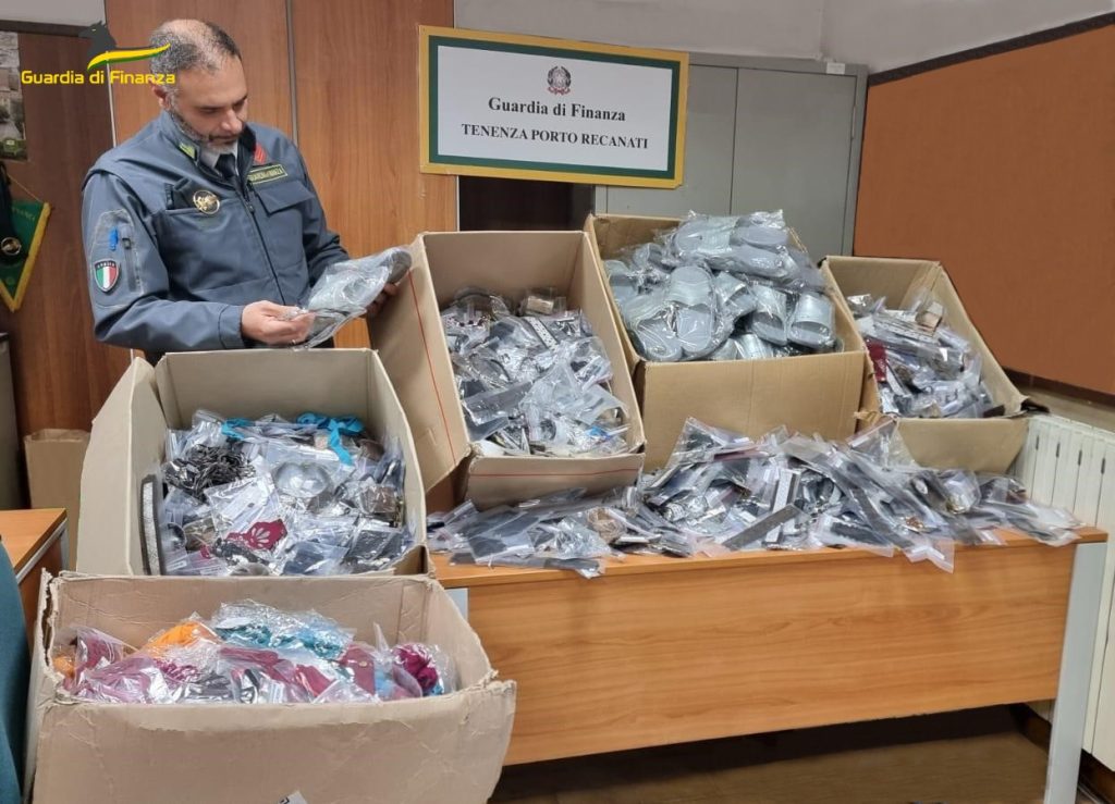 Nuovo sequestro di n. 2.282 articoli non sicuri per la salute dei consumatori, effettuato dalle Fiamme Gialle di Porto Recanati,