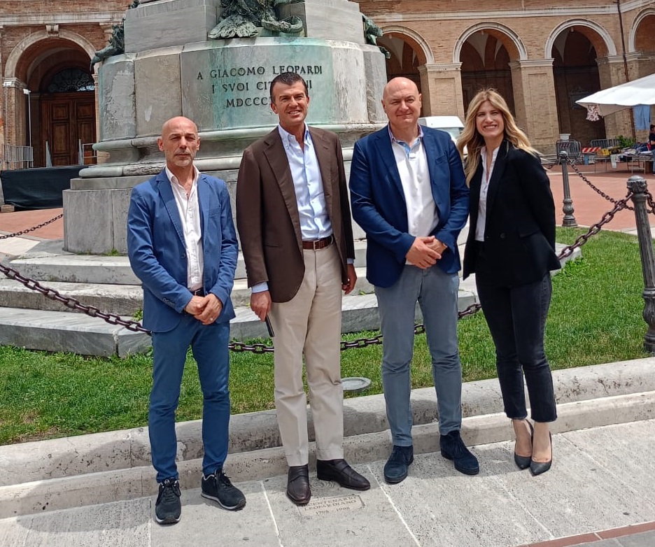 Elezioni comunali Recanati. Giorgio Silli, sottosegretario agli esteri, e Chiara Fazio hanno fatto tappa questa mattina a Recanati