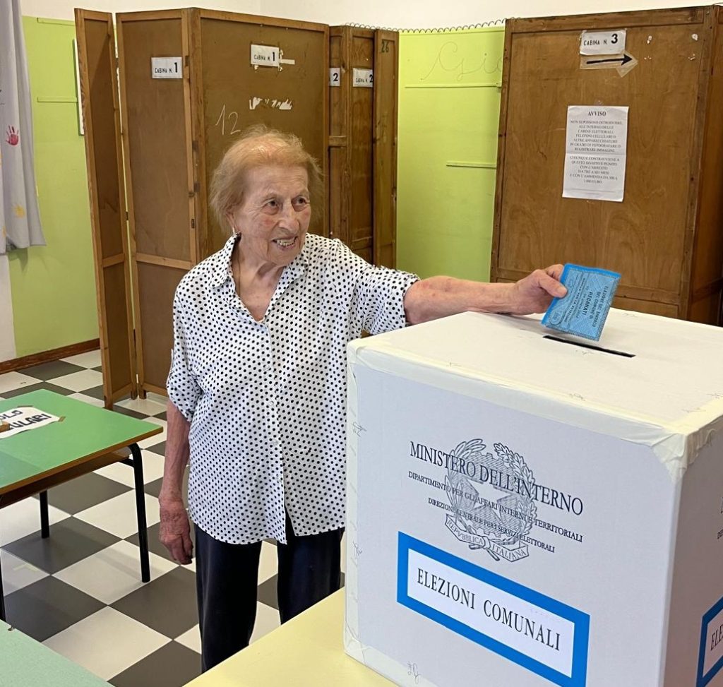 Elezioni amministrative Recanati. ieri sera alle ore 23 avevano votato 8.303 recanatesi fra cui anche una nonnina di 101 anni