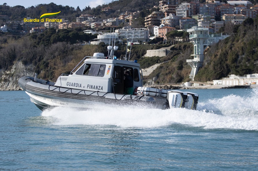 Guardia Finanza: sequestrato nel porto dorico oltre 16.000 kg di rifiuti con un potenziale rischio ambientale che illecitamente veniva esportato in Albania.