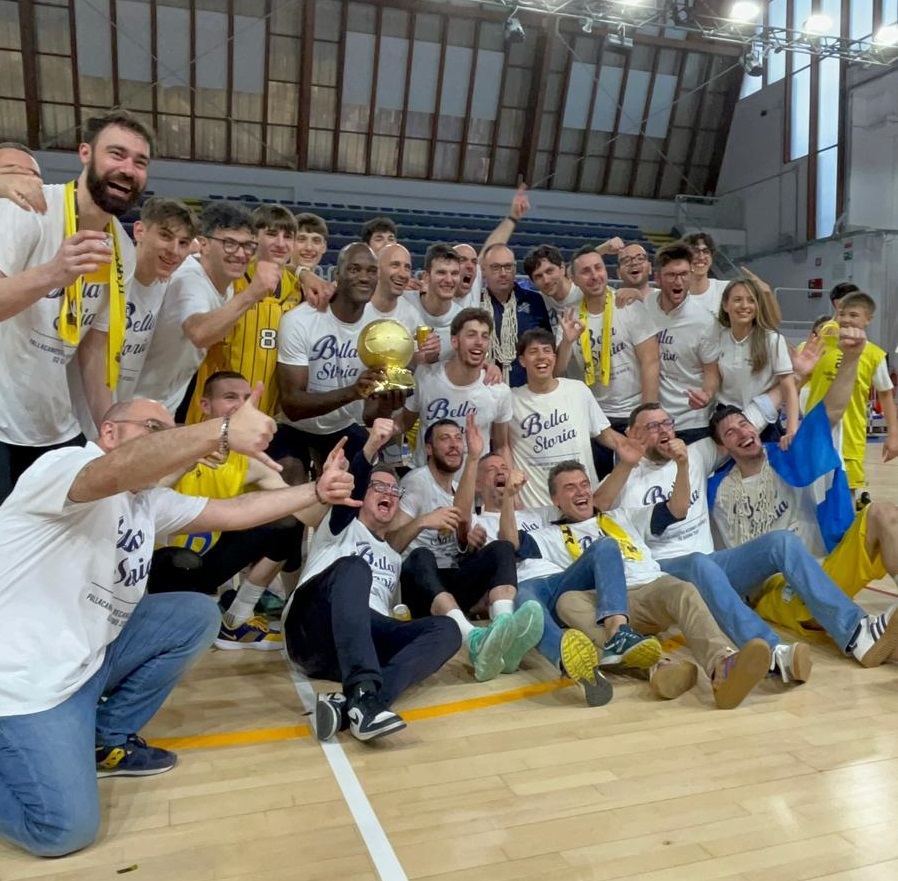 Pallacanestro Recanati. Applausi e standing ovation per la Svethia che conquista la serie B