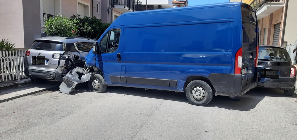 Porto Recanati: furgone contro sei auto