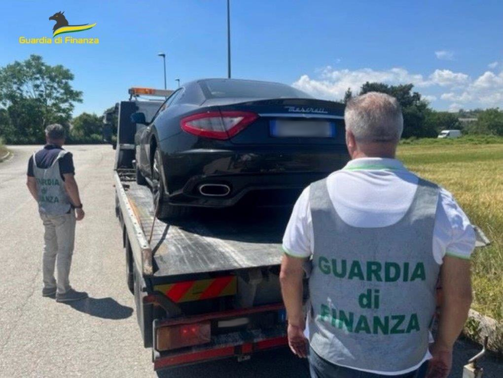 Tenore di vità troppo alto, sequestrati due veicoli di cui una Maserati