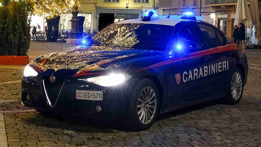 Porto Potenza, mamma minaccia di gettarsi dal tetto con il figlio di 11 mesi: salvati in extremis da un carabiniere