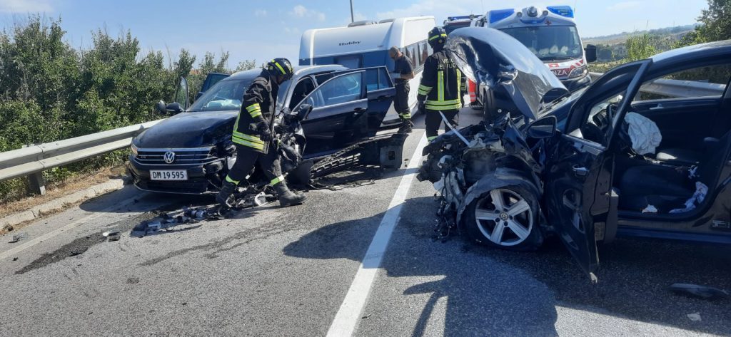 Scossicci Porto Recanati. Violento scontro tra due auto, chiuso al traffico il ponte
