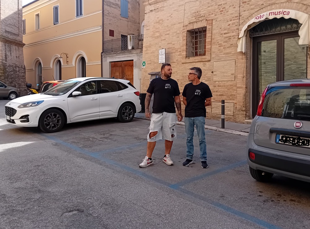 Recanati: tavolini a singhiozzo per il pub Skasa in via Calcagni