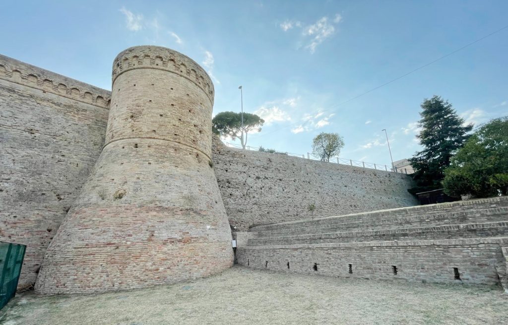 Recanati: le mura e i torrioni sforzeschi riportati all’antica bellezza grazie al primo intervento di decoro urbano dell’Amministrazione Pepa