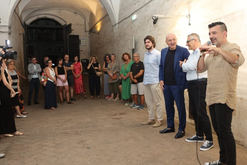 La mostra fotografica dedicata a Fabio Mariani inaugura la settimana del Festival a Porto Recanati e Recanati
