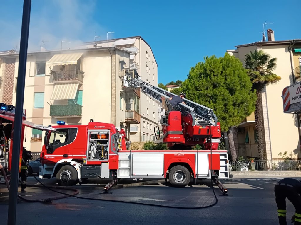 Incendio in via Kennedy a Recanati. Vigili del Fuoco a lavoro