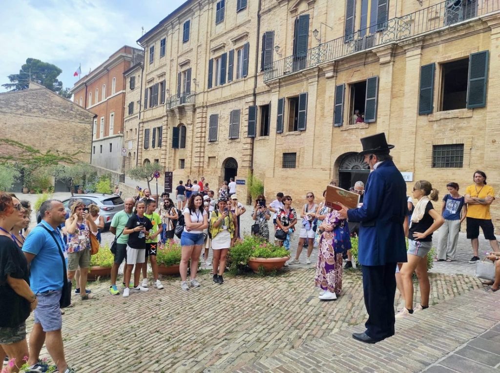 Martedì 15 luglio appuntamento con il tour 𝐋𝐞𝐨𝐩𝐚𝐫𝐝𝐢 𝐄𝐱𝐩𝐞𝐫𝐢𝐞𝐧𝐜𝐞