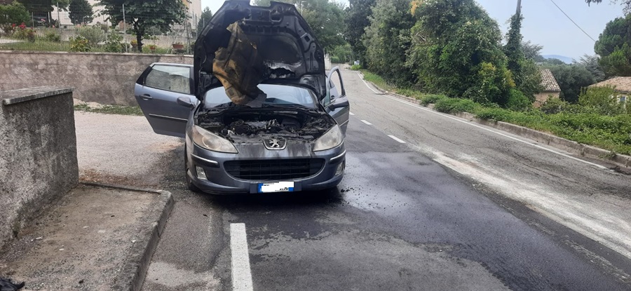 Prende fuoco un’auto in via Offagna. Nessun inconveniente al conducente
