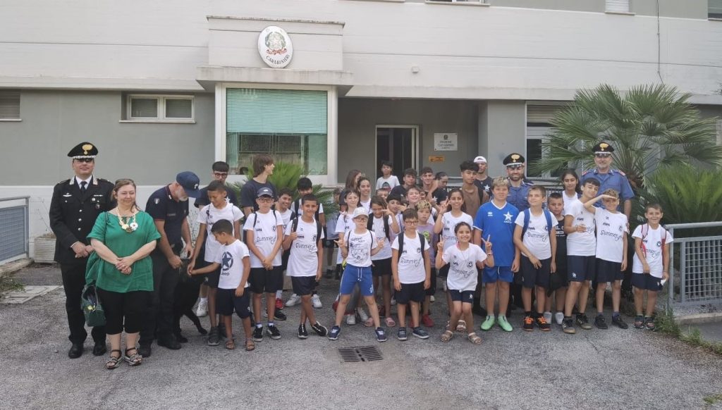 Loreto. I ragazzi che frequentano il centro estivo organizzato dal Comune visitano la Stazione Carabinieri.