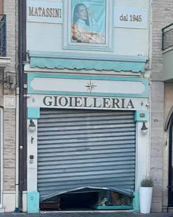 Porto Recanati. Colpo da 20mila euro alla gioielleria Matassini