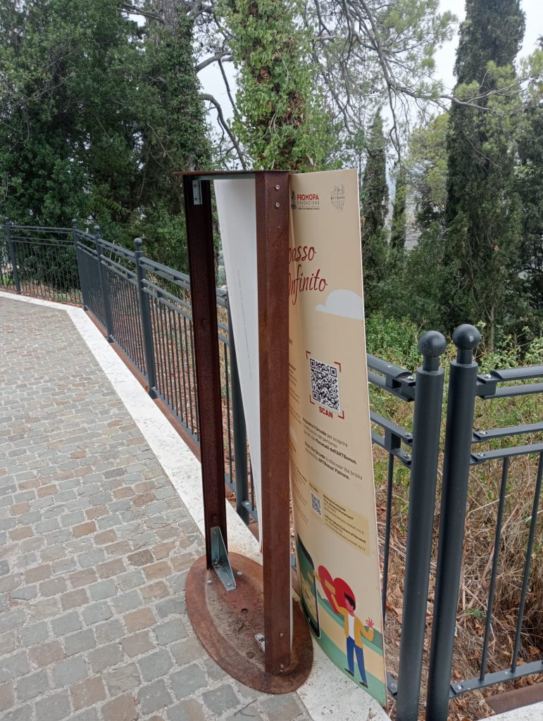 Recanati. Brutta fine per il totem informativo della passeggiata leopardiana
