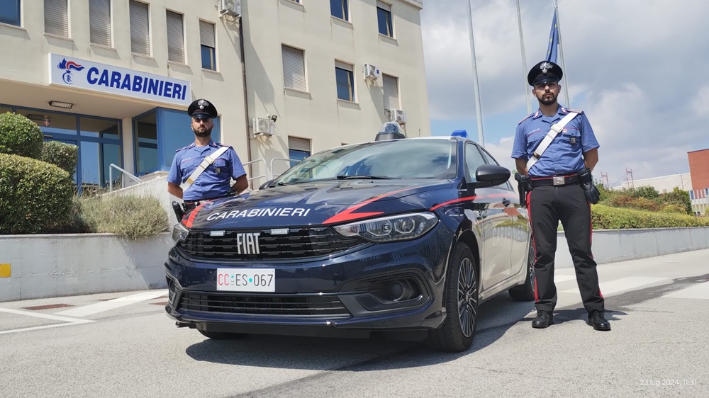 Civitanova Marche, gira per strada con due coltelli: denunciato 52enne