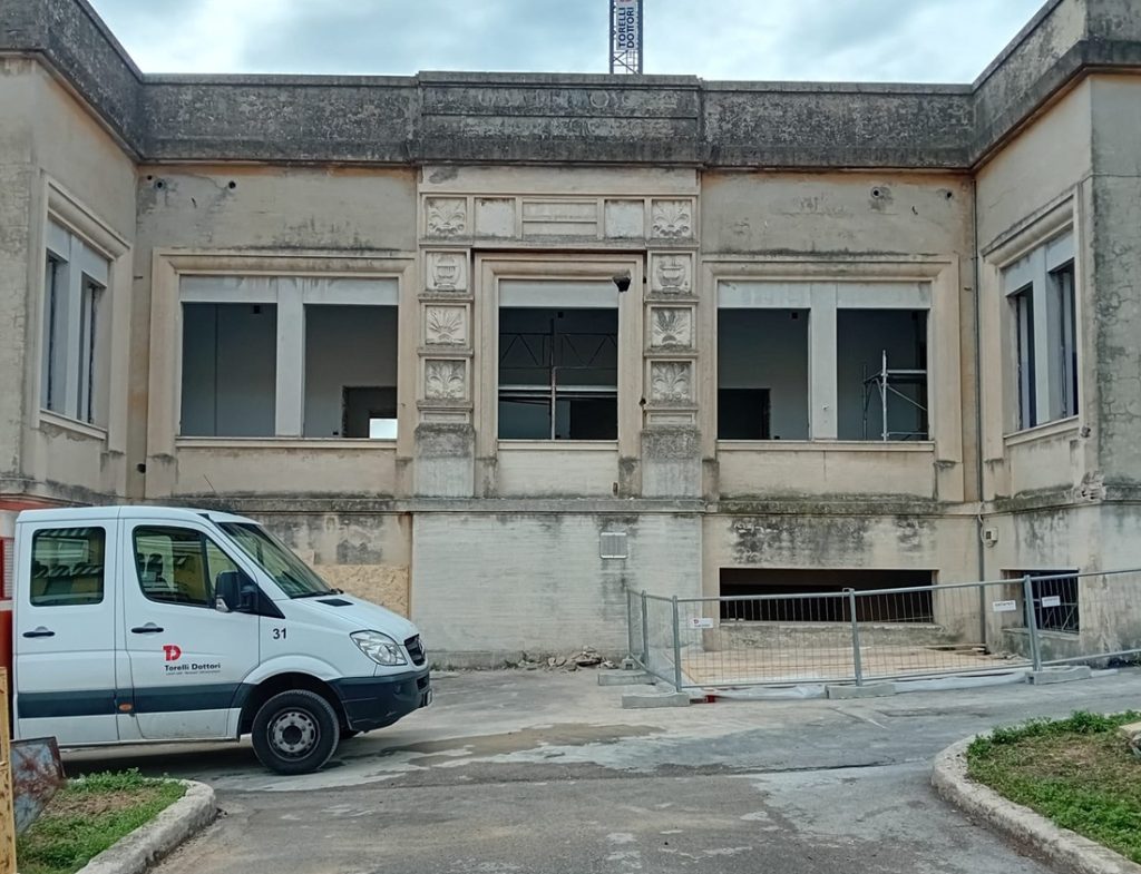 Recanati: saranno recuperati i fregi gigliani presenti nella facciata della palazzina accanto all’ospedale