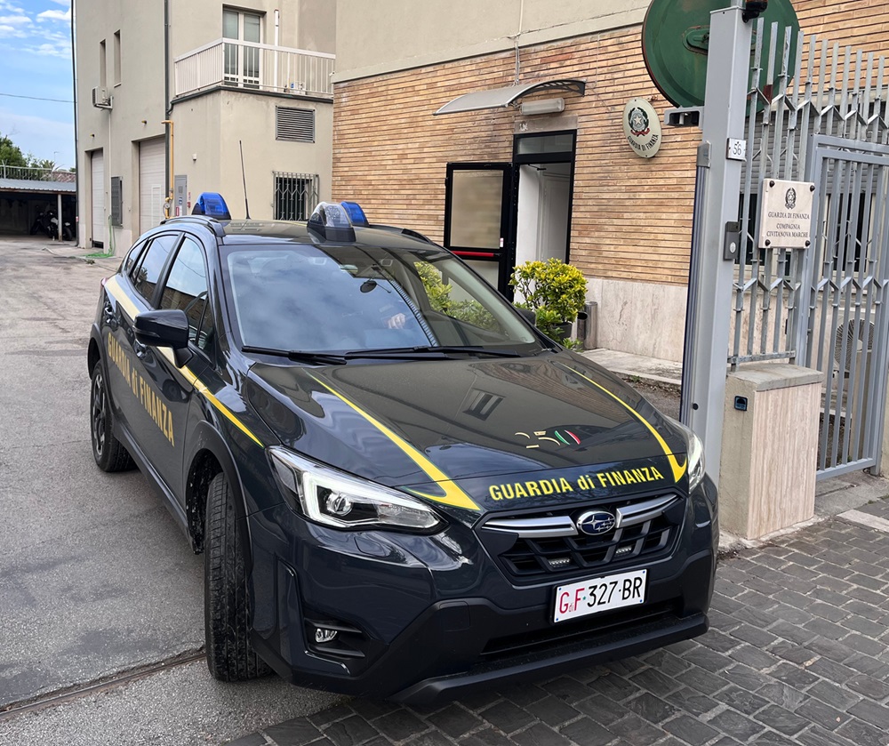 GdF Macerata: sequestrati oltre 1660 articoli insicuri per la salute dei consumatori nel settore dei profumi e cosmetici.
