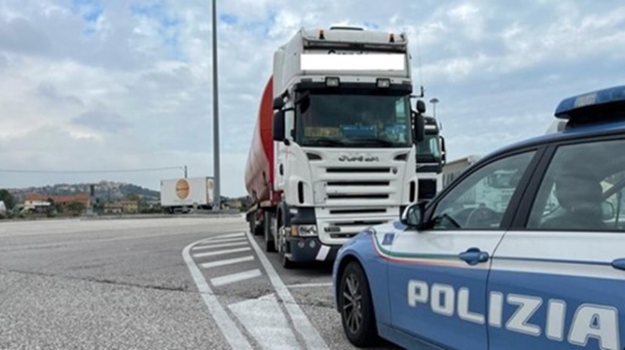 Stroncato dalla Polizia di Stato un traffico di auto destinato illecitamente all’Est Europa
