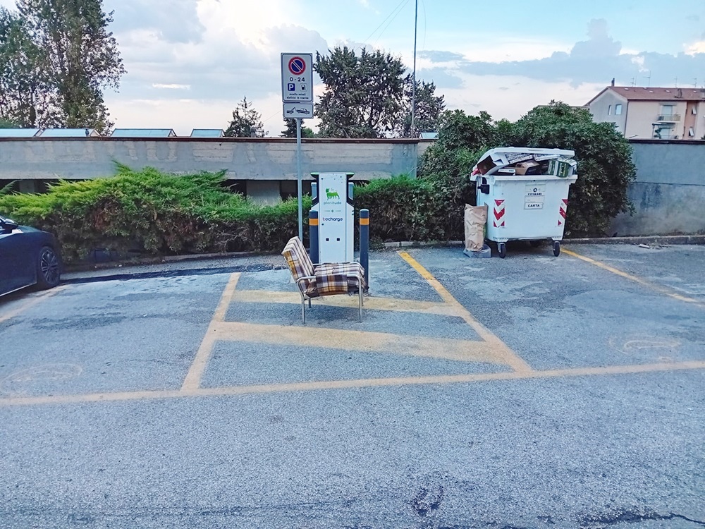 Recanati. Oltre alla ricarica elettrica anche la poltrona per il relax