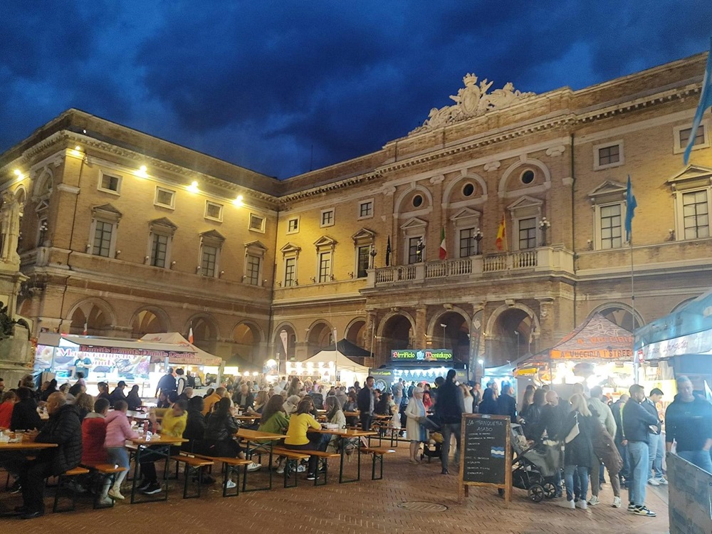 A Recanati Street food in centro, un successo! A causa del maltempo chiusura anticipata a questa sera