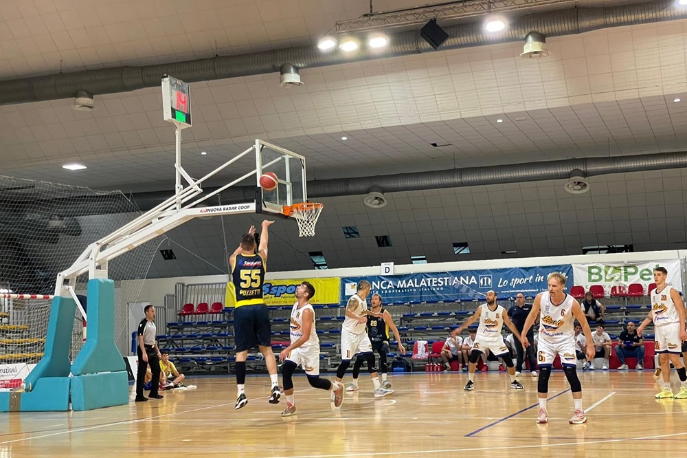 Recanati. Svethia esordio da sogno, espugnata Pesaro 71-80