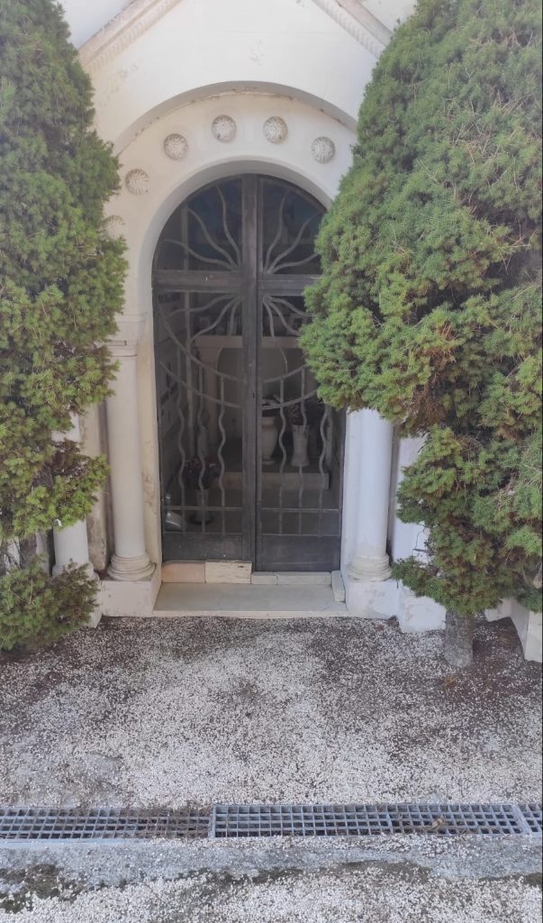 Recanati. Piove e il cimitero, ma non solo, si allaga per le caditoie sporche!
