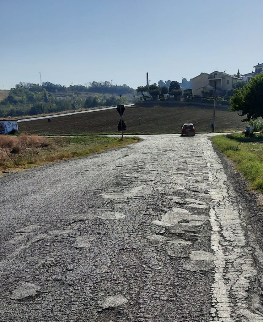 Via Enrico Medi nel limbo in attesa di chi debba provvedere per la sua sicurezza