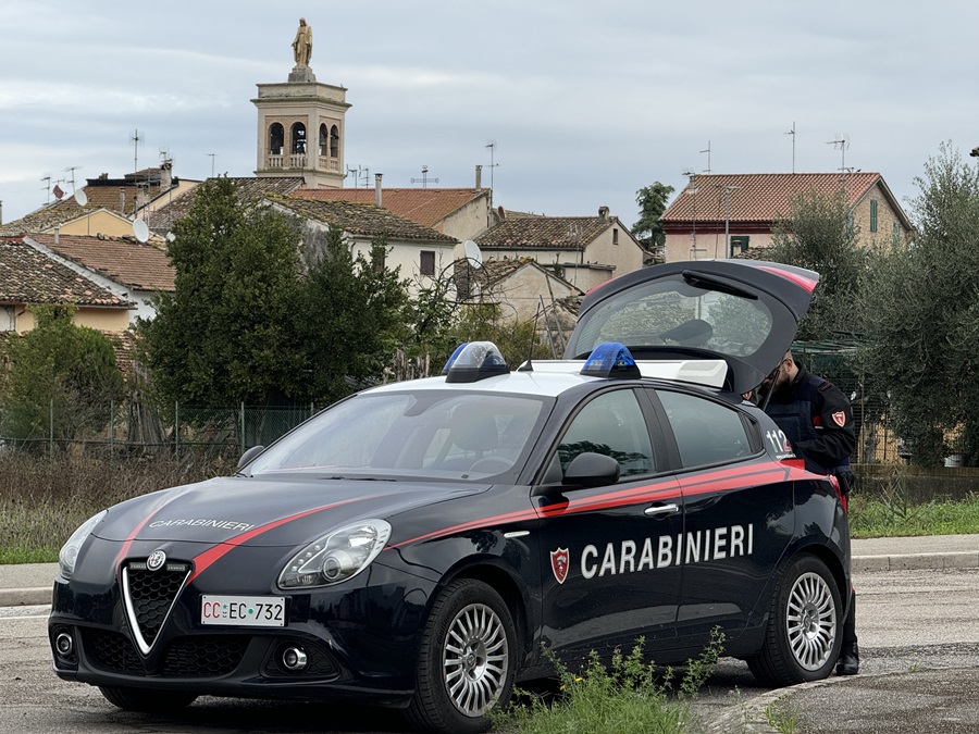 Civitanova. Denunciato dai Carabinieri per atti osceni
