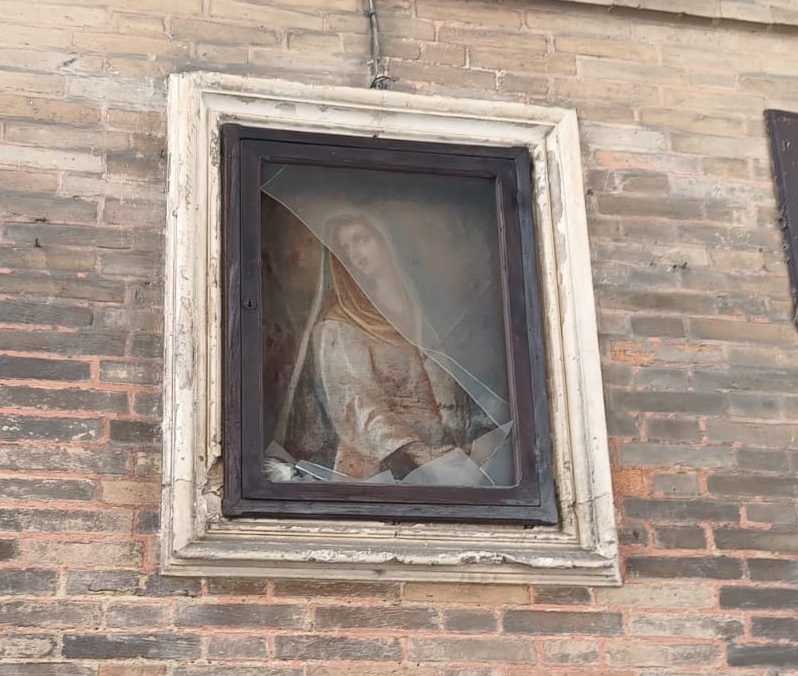 Recanati. Danneggiata l’edicola sacra di via Falleroni