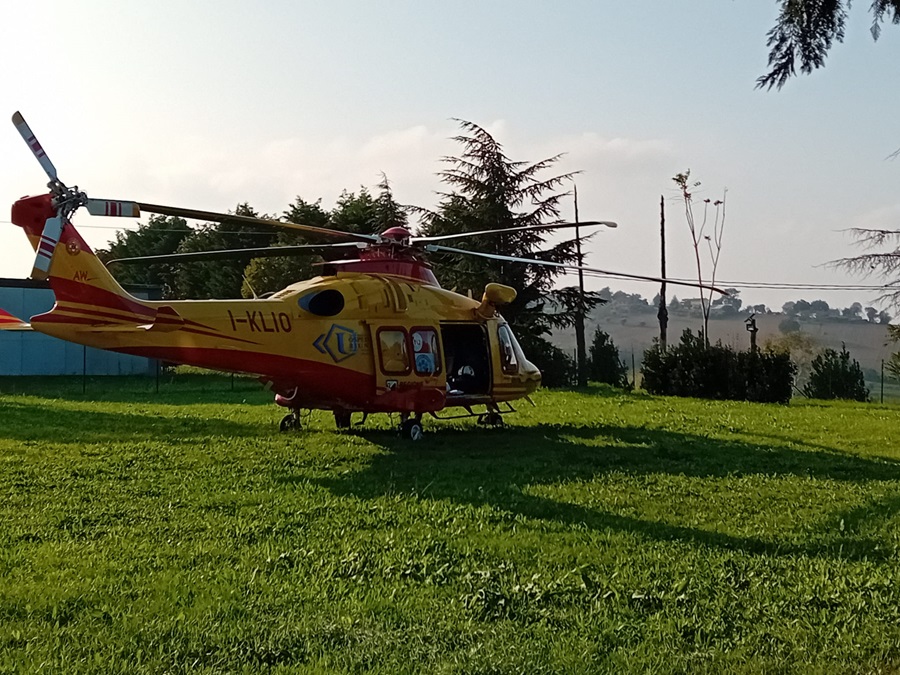 Loro Piceno, esce di strada in moto durante un giro con gli amici: muore a 46 anni il portorecanatese Alessandro Marconi