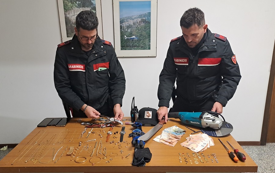 Osimo: I Carabinieri hanno arrestato 4 albanesi per furti in abitazione, ricettazione, resistenza a pubblico ufficiale.