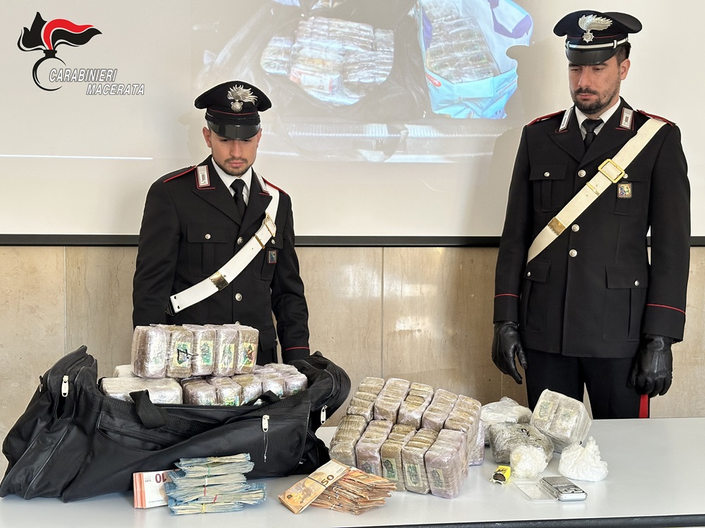 Filottrano – Arresto di 2 persone per spaccio di stupefacenti con sequestro di oltre 30 Kg. di hashish, gr. 210 di marijuana e gr. 50 di cocaina