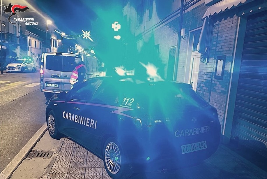 Loreto. Una notte di vandalismi a Villa Musone: auto colpite e giochi rubati