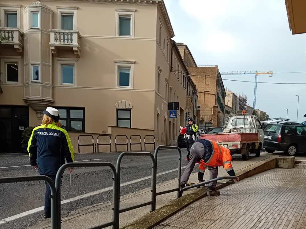 Incidente a causa di un guasto ai freni, auto abbatte due paletti