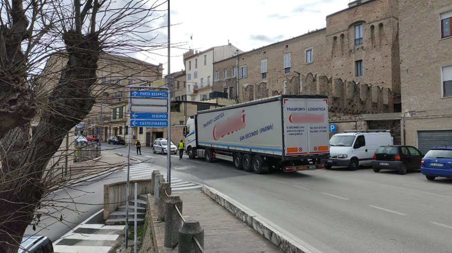 Recanati. Camion bloccato a Porta San Filippo: caos traffico e multa al conducente