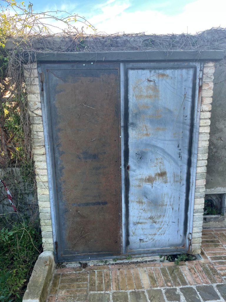 Recanati. Cabina elettrica pericolosa nel piazzale di Santo Stefano: problema risolto!